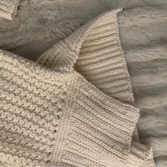 Stylish and comfortable Polo Ralph Lauren coastal cream wool knit sweater - Picture 3 of 4